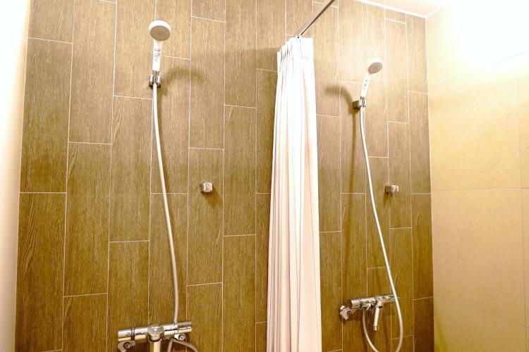 【シャワールーム】屋外プール利用後はシャワールーム・更衣室をご利用いただけます。