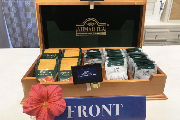 【AHMAD TEA】フロントにて無料の紅茶をご用意。ご自由にお取りください。