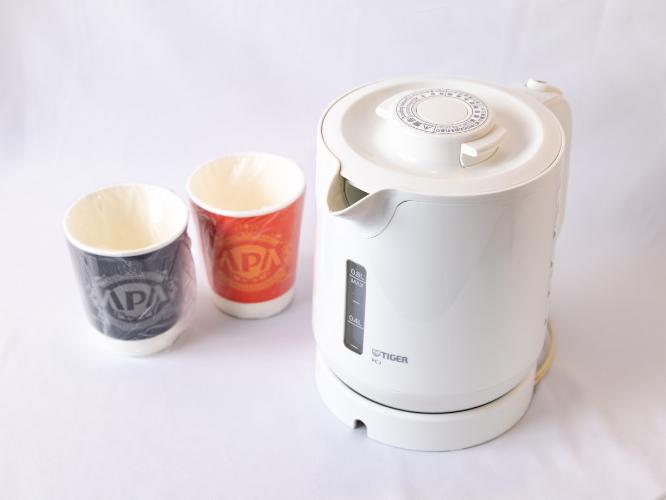 温かいお飲み物を飲めるように、電気ケトルをご用意。浴室のお水は飲料水ですのでご利用ください。