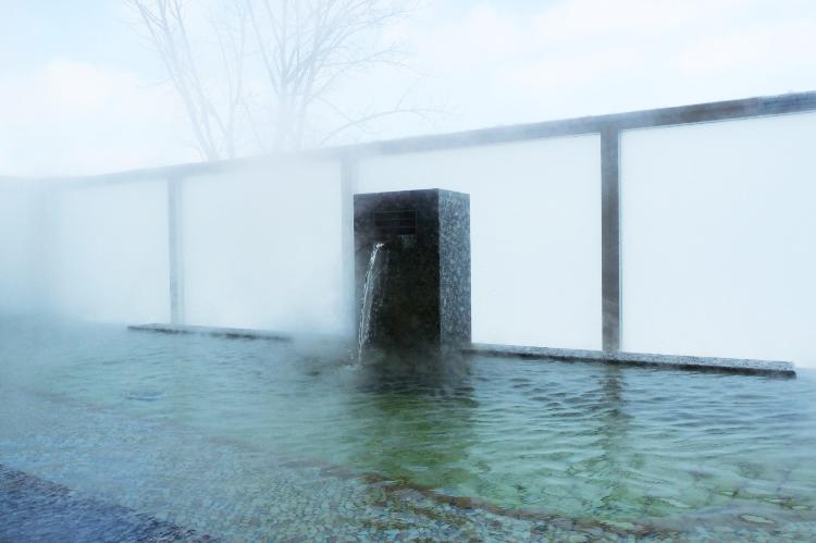 【富良野温泉・紫彩の湯】<BR>富良野の四季を感じながらくつろげる露天風呂。星を眺めながら開放感のある入浴が楽しめます。
