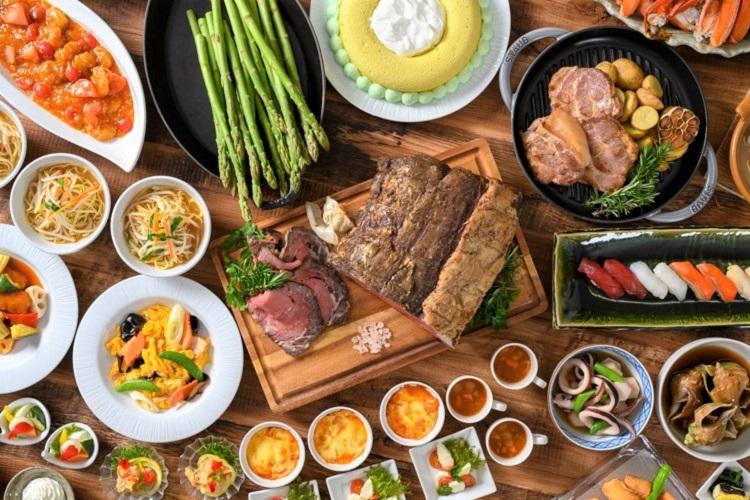 【ディナーブッフェ】<BR>北海道食材を使用したさまざまなメニューや、ライブキッチンによる出来たて料理が楽しめるブッフェ形式のレストランです。（春～夏イメージ）