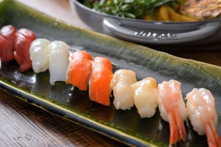 【ディナーブッフェ】<BR>料理一例：握り寿司（イメージ）