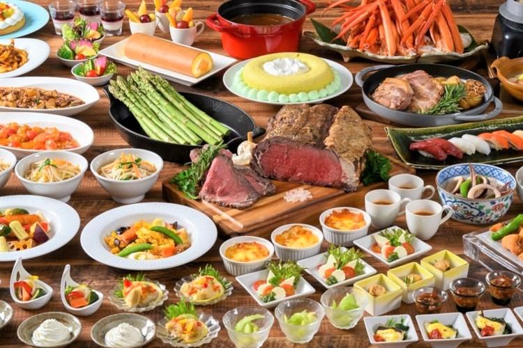 【ディナーブッフェ】<BR>北海道食材を使用したさまざまなメニューや、ライブキッチンによる出来たて料理が楽しめるブッフェ形式のレストランです。（春～夏イメージ）