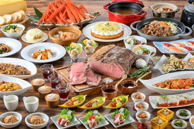 【ディナーブッフェ】<BR>北海道食材を使用したさまざまなメニューや、ライブキッチンによる出来たて料理が楽しめるブッフェ形式のレストランです。（秋イメージ）