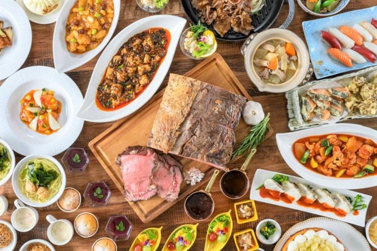 【ディナーブッフェ】<BR>北海道食材を使用したさまざまなメニューや、ライブキッチンによる出来たて料理が楽しめるブッフェ形式のレストランです。（秋イメージ）