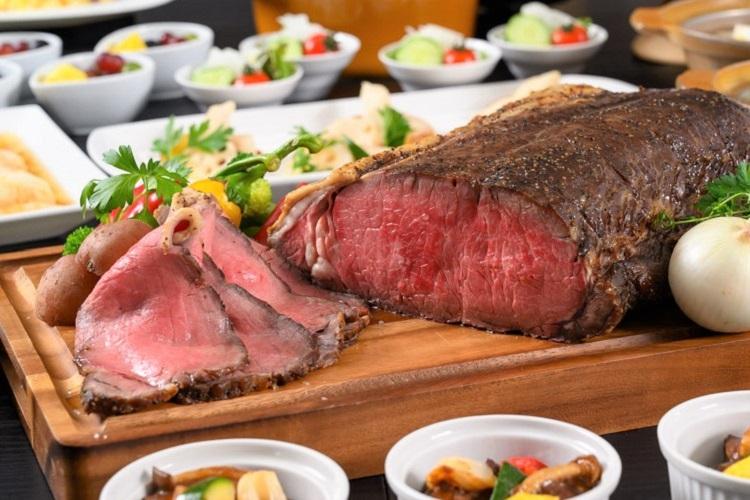 【ディナーブッフェ】<BR>料理一例：ローストビーフ（イメージ）