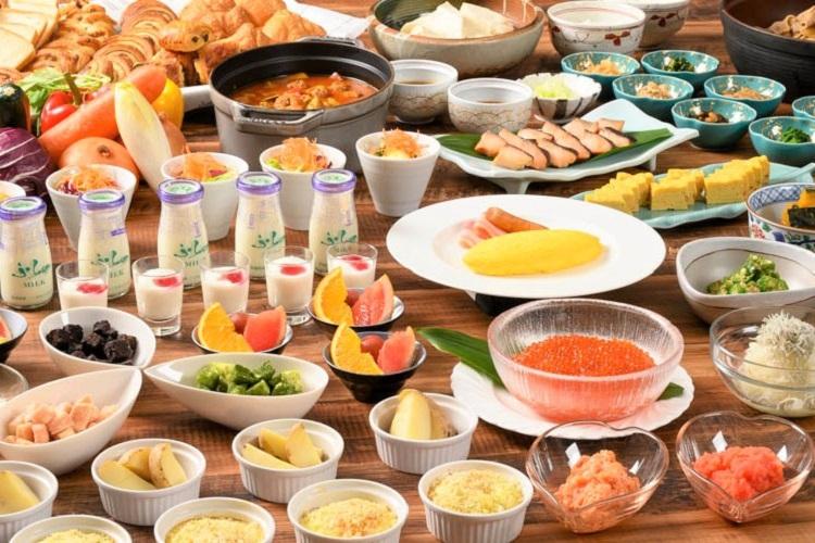 【朝食ブッフェ】<BR>北海道食材をはじめ、さまざまな西洋料理・日本料理の朝食メニューをシェフパフォーマンスやブッフェスタイルにて日替わりでご用意しております。