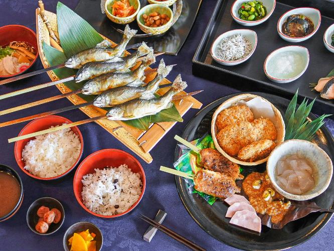 【朝食バイキング】朝食は地元の食材を使用したビュッフェスタイル！季節ごとにメニューは変更します。