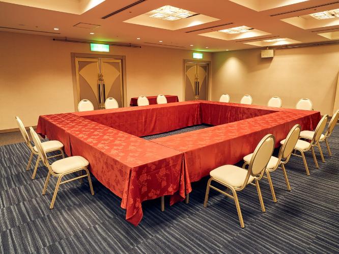 【宴会場「香月」（6階）】口の字形式にてレイアウトも可能です。お気軽にお問い合わせください。