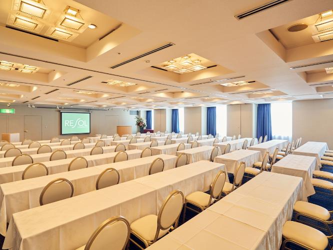 【宴会場「美花」（6階）】スクール形式にて150名様まで収容可能です。