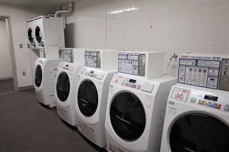 【宿泊者専用】コインランドリールーム(ホテルLB階)<BR>長期滞在に便利な宿泊者専用のランドリールームです。全洗濯機は自動洗剤投入タイプになりますのでお気軽にご利用いただけます。