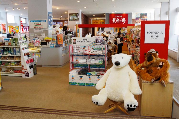 【スーベニアショップ】<BR>北海道銘菓や富良野の特産品など数多くのアイテムを取り揃えたホテル売店。