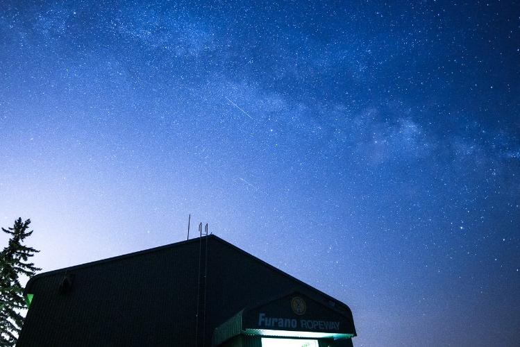 【ふらの星空探検ツアー】<BR>ロープウェー山頂駅の屋上からの星空観測体験や手持ち花火大会（山麓）をお楽しみください。