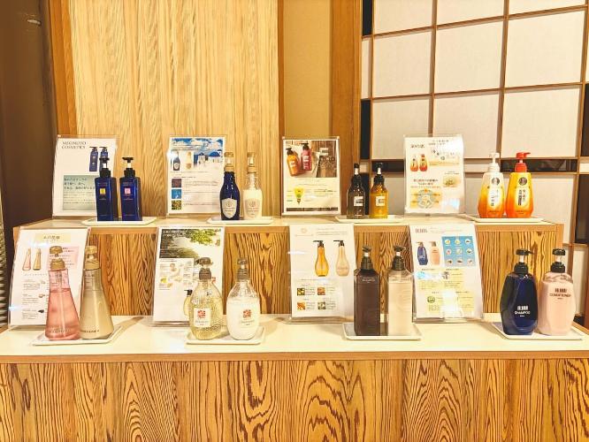 大浴場前のシャンプーバイキングをお楽しみくださいませ。(特にご希望がなければ、大浴場内にシャンプーとトリートメントを1種類ずつご用意しております。)