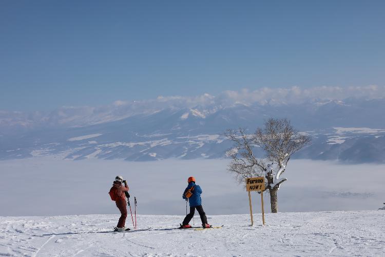 【富良野スキー場】<BR>北の峰ゾーン山頂からは雄大な山並みがご覧いただけます。
