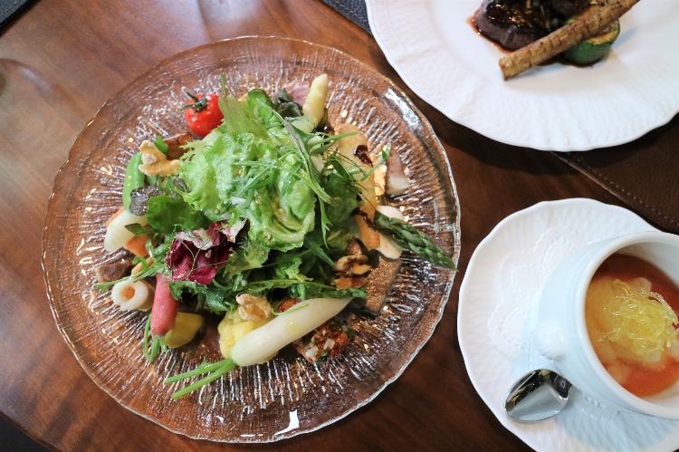 【ル・ゴロア フラノ】<BR>北海道各地の生産者から届く新鮮食材のお料理をお楽しみいただけるランチコース。（イメージ）
