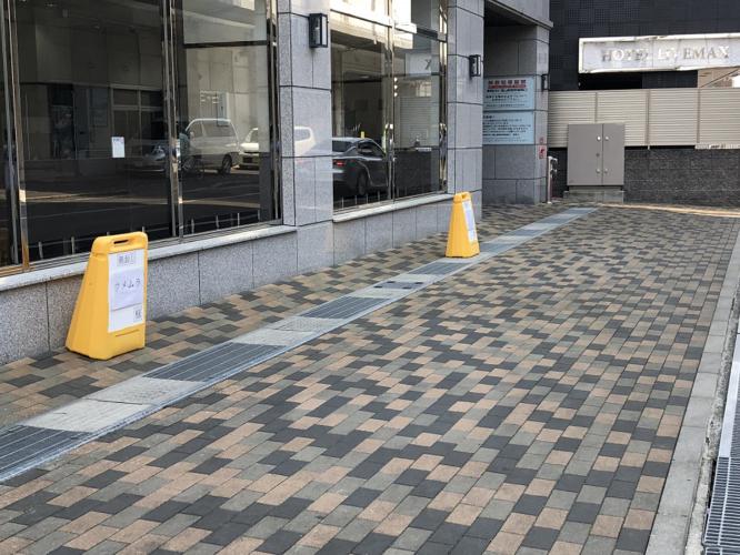 ホテル前側面駐車場　2台分