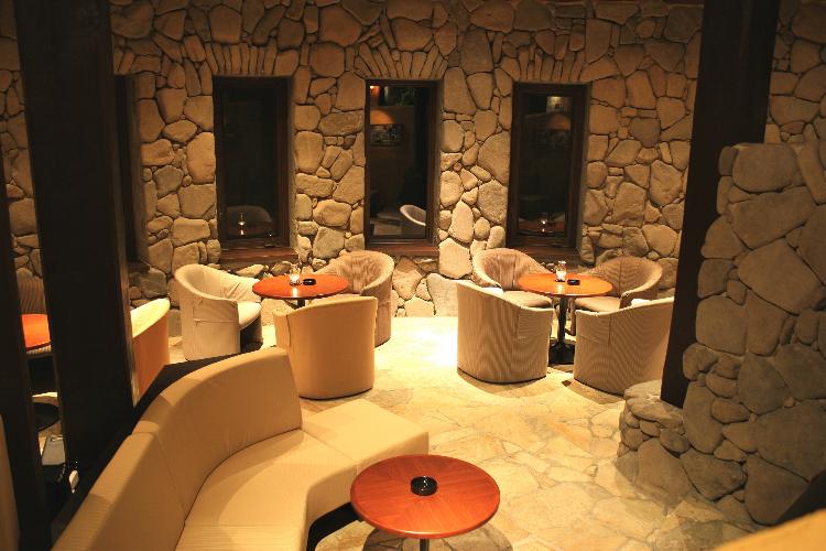 【Soh’s BAR】<BR>雑踏を逃れオールディーズが流れるおとなのBAR。<BR>※当店は「喫煙目的店」のため禁煙席はございません。<BR>※20才未満、お子さまご同伴の方の入店はお断りいたします。