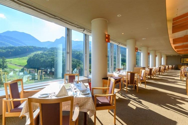 【メインダイニングルーム】<BR>北海道食材を散りばめたシェフこだわりコース料理を、落ち着いた空間でゆっくりとご堪能いただけます。（季節営業）
