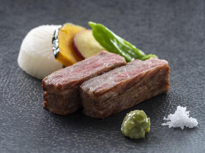 【土佐あかうしステーキ】赤身とサシのバランスが絶妙な幻の和牛、柔らかくとろける食感の逸品。
