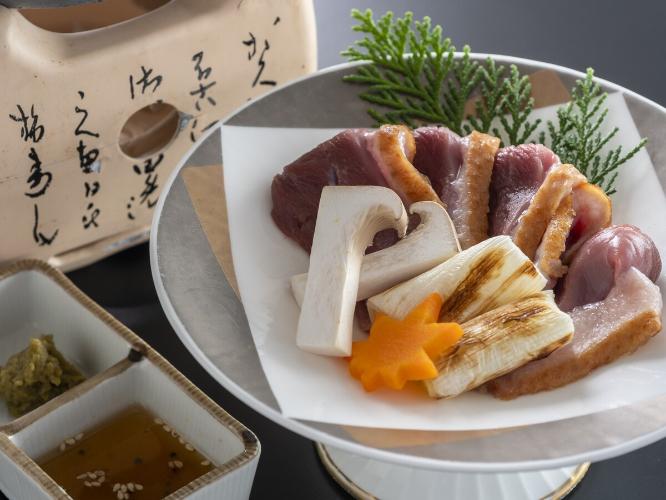 【土佐鴨の焼きしゃぶ】噛み応えのある鴨肉をさっと焼くとジューシーで噛むほどに広がる深い味わい。