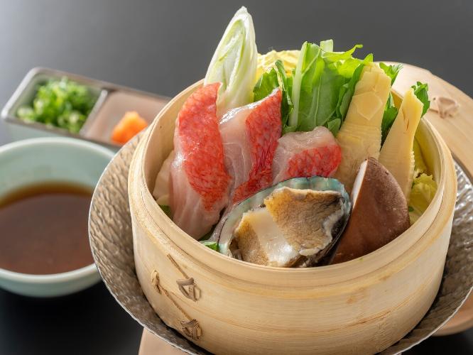 【蒸籠仕立て】脂ののった金目鯛とコリコリ食感の鮑の旨味を土佐の春野菜と共に旨味酢でさっぱりと頂く。