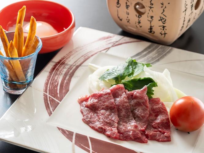 【黒毛和牛芋けんぴすき焼き】城西館のオリジナル料理！芋けんぴの甘さが溶け込んだすき焼きを味わう。