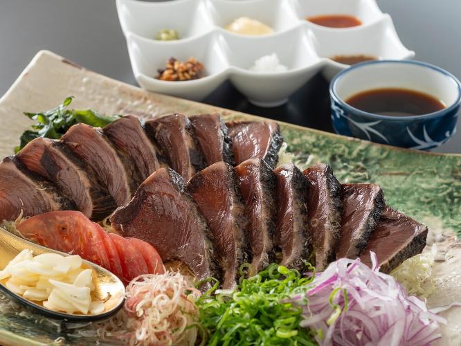 【鰹のタタキ味比べ】弾力がありさっぱりとした春の初鰹を7種の味わいでお楽しみください。