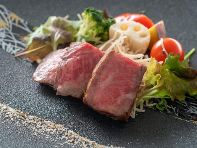【土佐黒牛ロースト】豊かな旨味とコク深い味わいが特徴の希少な土佐黒牛をオリーブハーブソルトで味わう。