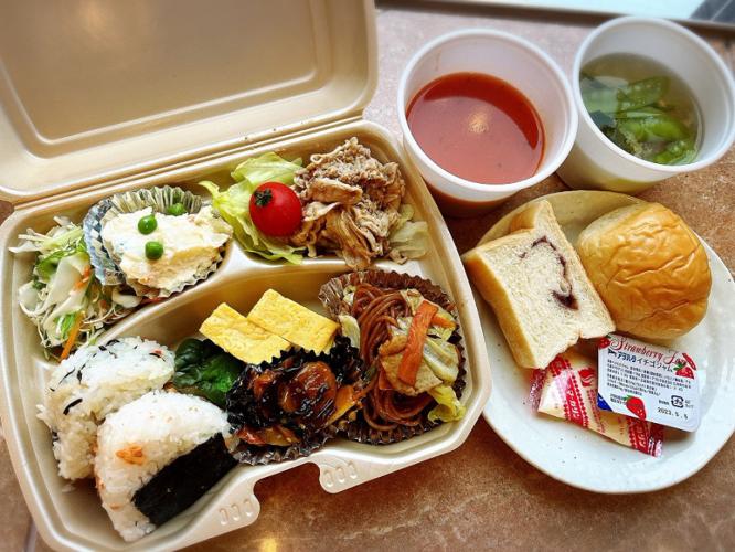 ビュッフェスタイルの朝食