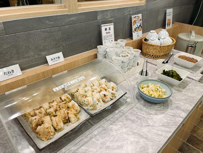 ビュッフェスタイルの朝食