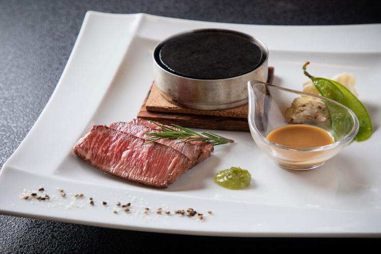 【2024冬】強肴／富良野産和牛フィレ肉の石焼きステーキ～赤ワイントリュフソース、カムイ・ミンタルの塩、わさびで～
