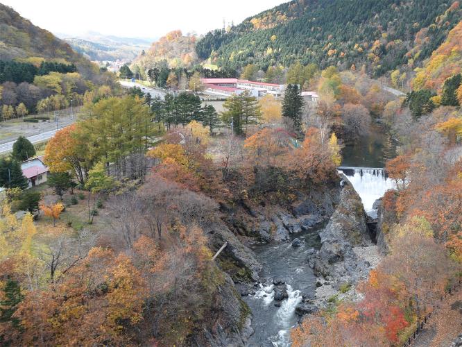 【秋の錦仙峡】紅葉に染まる山と渓谷のパノラマをお楽しみ下さい。