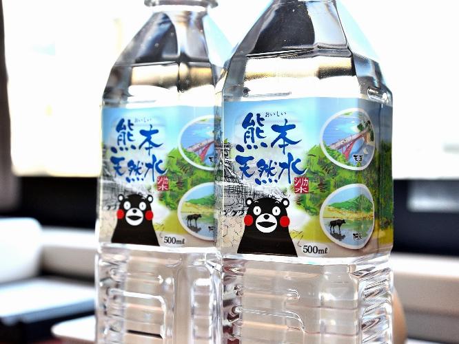 お水　全客室には無料サービスのお水を設置しています。