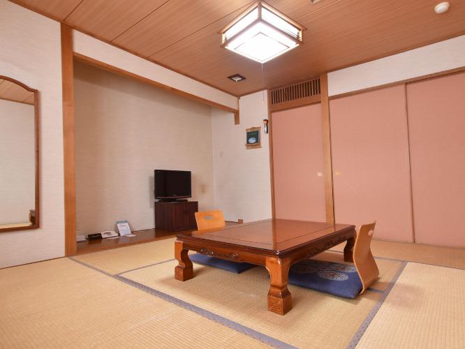 【和室8畳】おちついた雰囲気でご年配の方にも好評です。