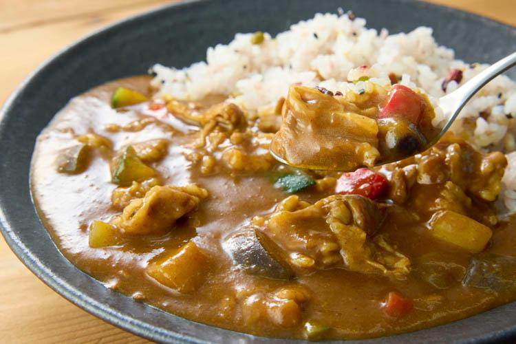 【カレーライス】朝からお腹いっぱい楽しめるカレー　ビーフ・シーフード・キーマを日替わりで提供