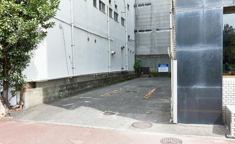 【ホテル駐車場入り口】台数に限りがある為、ご利用の際はホテルまでお電話にてお問い合わせください。