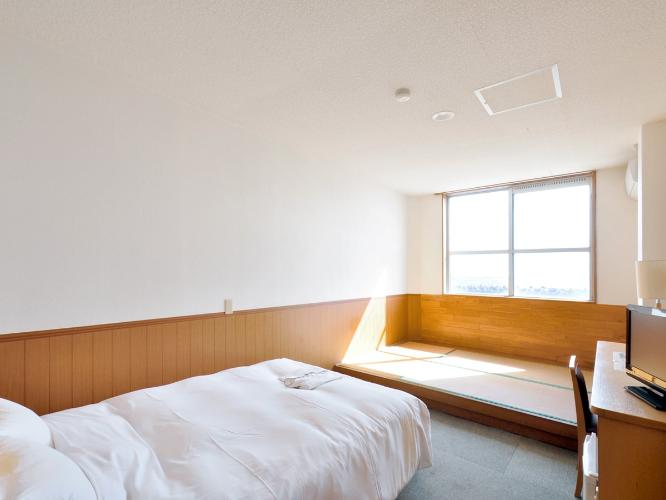 【和洋室ダブル】ベッドはダブル仕様ですが、3畳の畳スペースもございます。