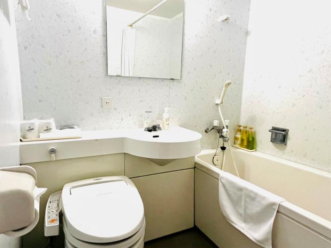 【洋室ツイン】浴室のバスタブは広めで、トイレも温水シャワー洗浄機付便座となります