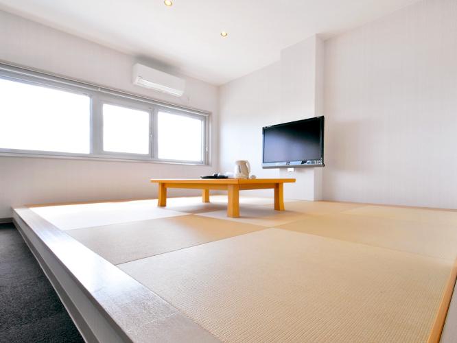 【和洋室デラックスツイン】畳のスペースは布団は最大4組敷くことができます。