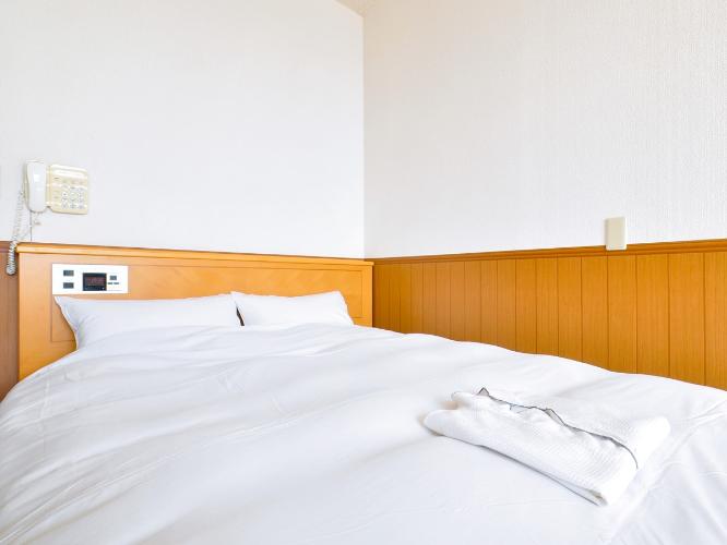 【和洋室ダブル】ベッドはダブルベッドです。