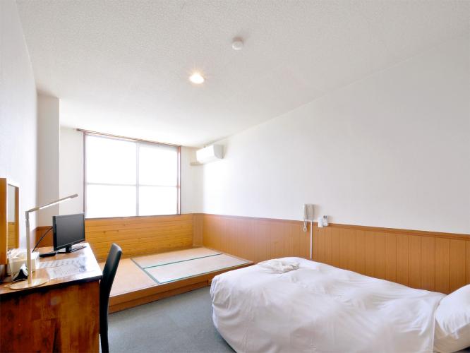 【和洋室シングル】畳で寛ぎ、ベッドでご就寝という贅沢仕様。