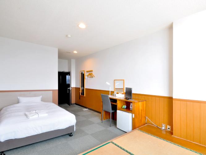 【和洋室シングル】もちろんエアコンやその他の調度品も完備。