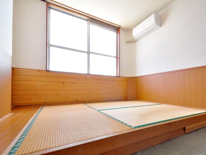 【和洋室シングル】3畳のくつろぎの空間。採光も豊かです。