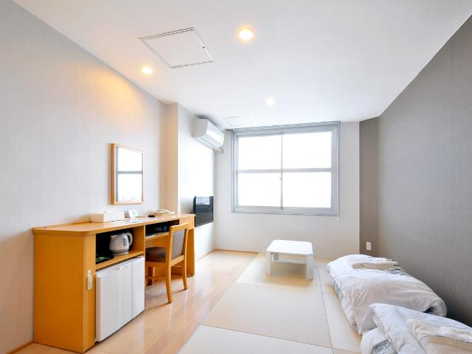 【和室】琉球畳で足を延ばしてお寛ぎ頂けます。