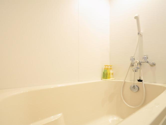 【洋室ハリウッドツイン】清潔なユニットバス。バスタブは広めの造りです。