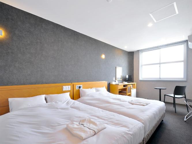 【洋室ハリウッドツイン】ゆったりダブルベッドが2台設置されています。