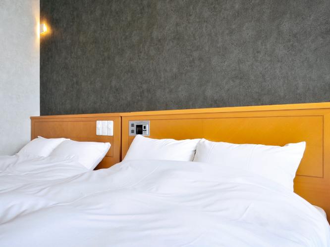 【洋室ハリウッドツイン】ダブルベッドですので最大4名でご利用いただける広さです。