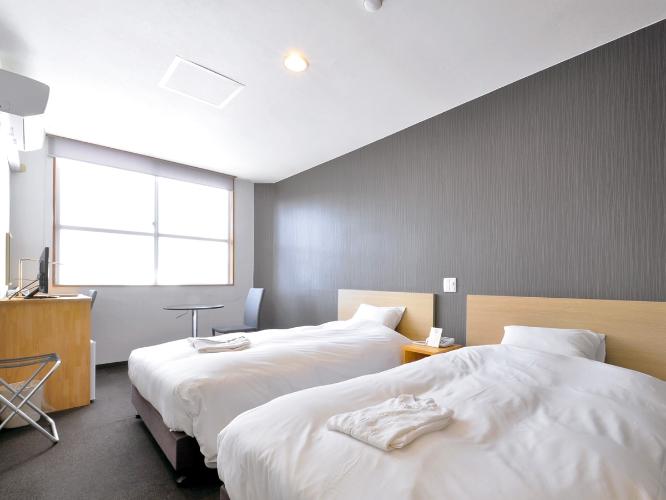 【洋室ツイン】調度品は過不足なく、設備も揃えられております。