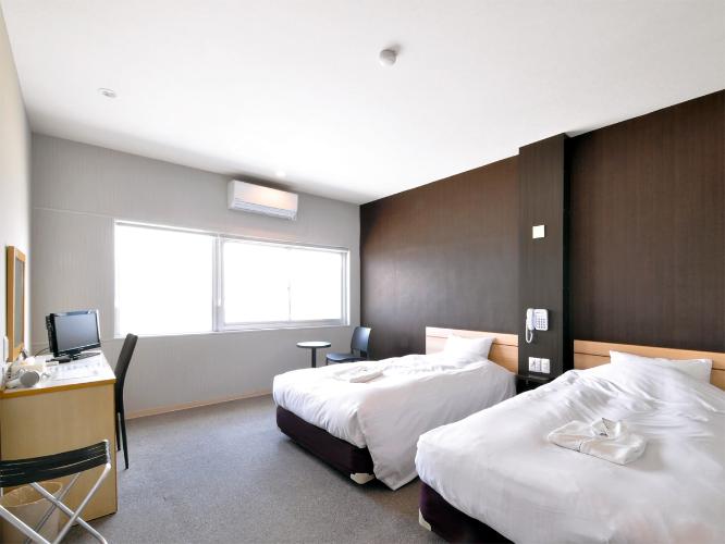 【洋室ツイン】広めのベッドでお休みいただけます。